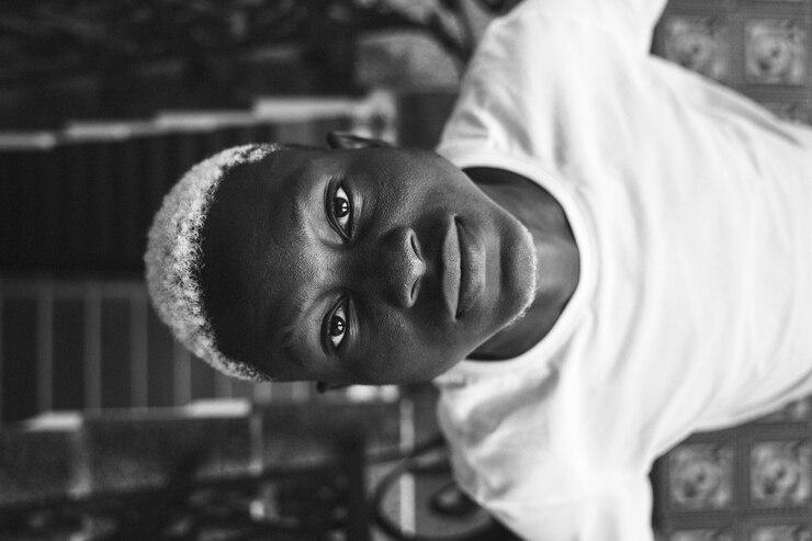 Photo gratuit coup moyen homme posant en noir et blanc