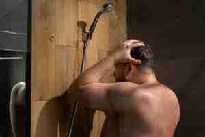 Photo gratuite coup moyen homme prenant une douche