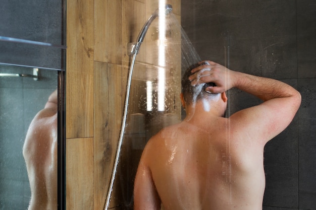 Photo gratuite coup moyen homme prenant une douche