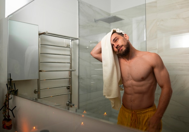 Coup moyen homme prenant une douche