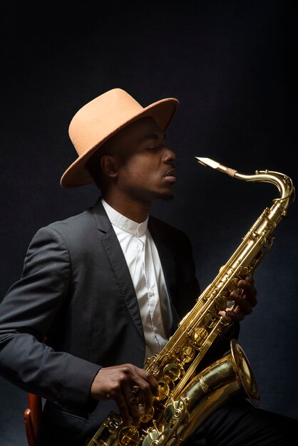 Coup moyen homme prêt à jouer du saxophone