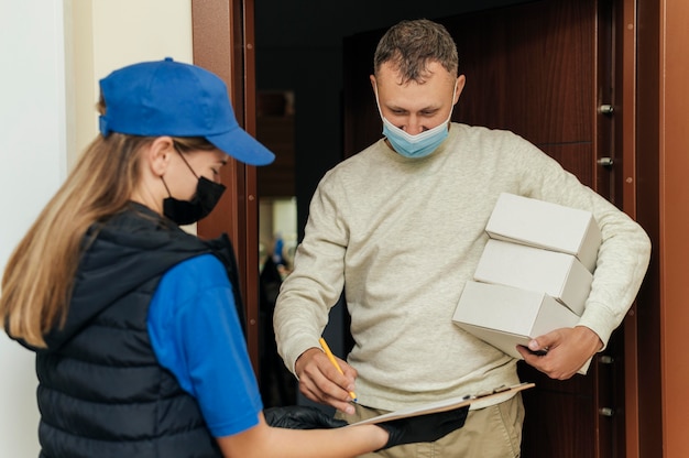 Coup moyen homme recevant des boîtes