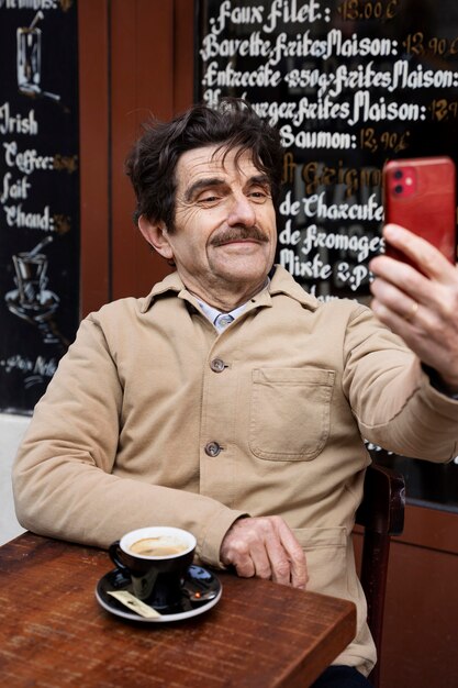 Coup moyen homme senior prenant selfie