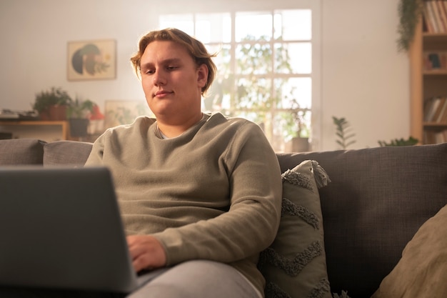 Photo gratuite coup moyen homme de taille plus en vêtements d'intérieur