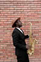 Photo gratuite coup moyen homme talentueux jouant du saxophone