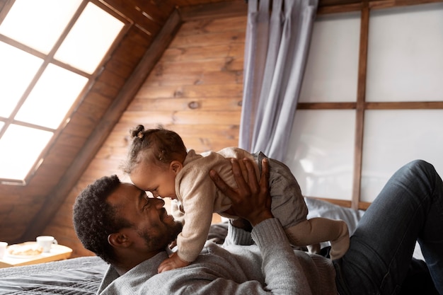 Coup moyen homme tenant un bébé mignon