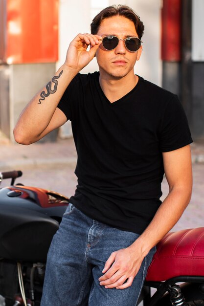 Coup moyen homme tenant des lunettes de soleil
