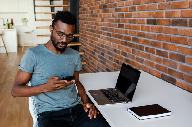 Coup moyen homme tenant le téléphone