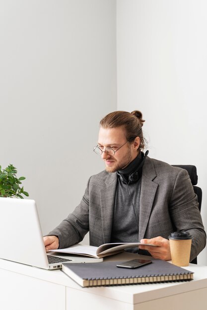 Coup moyen homme travaillant au bureau