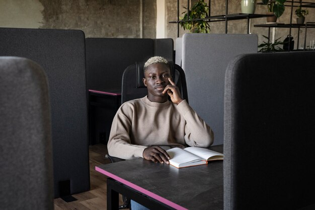 Coup moyen homme travaillant au bureau