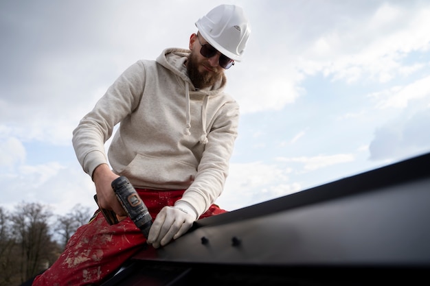 Photo gratuite coup moyen homme travaillant avec un casque de protection