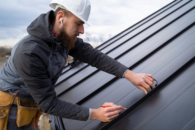 Coup moyen homme travaillant avec des écouteurs