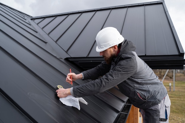 Coup moyen homme travaillant sur le toit