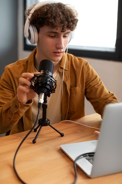 Coup moyen homme vérifiant le microphone