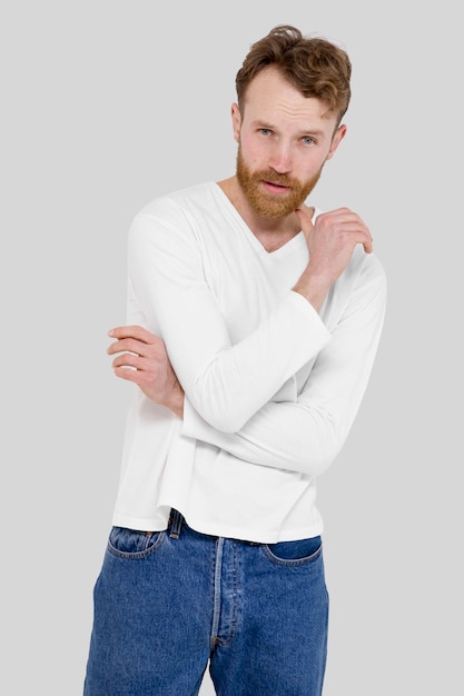 Coup moyen homme vêtu d'une chemise blanche