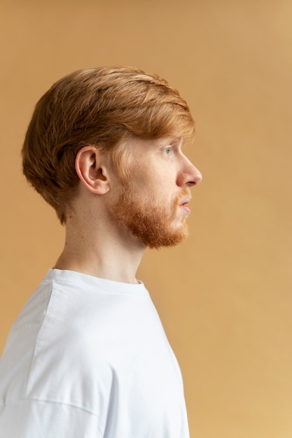 Coup moyen homme avec vue latérale de taches de rousseur