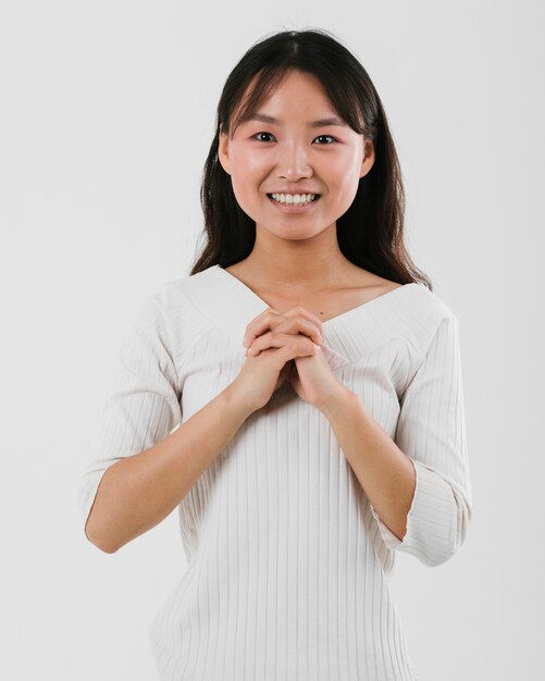 Coup moyen jeune femme asiatique en prière