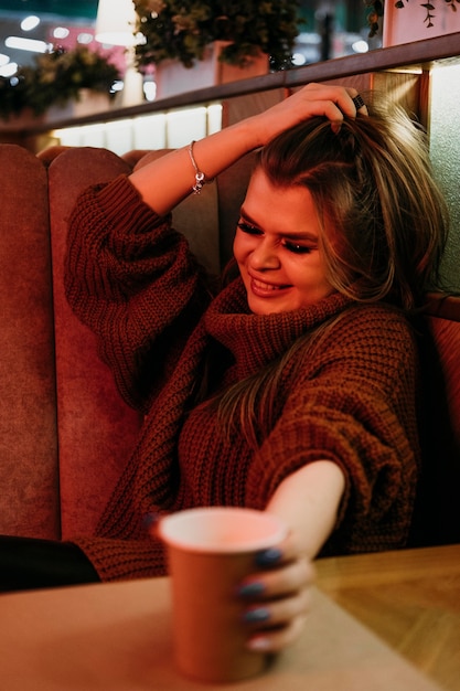 Photo gratuite coup moyen jeune fille avec une tasse de café