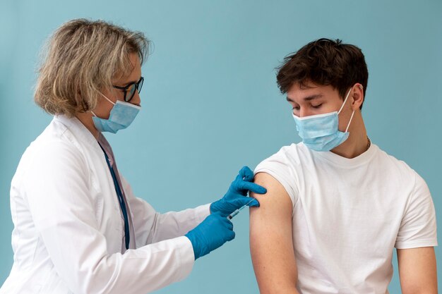 Coup moyen jeune homme vacciné