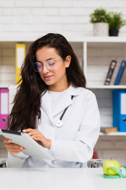 Coup moyen jeune médecin avec tablette