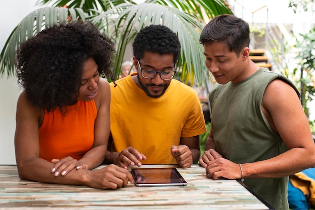 Photo gratuite coup moyen de jeunes à l'auberge