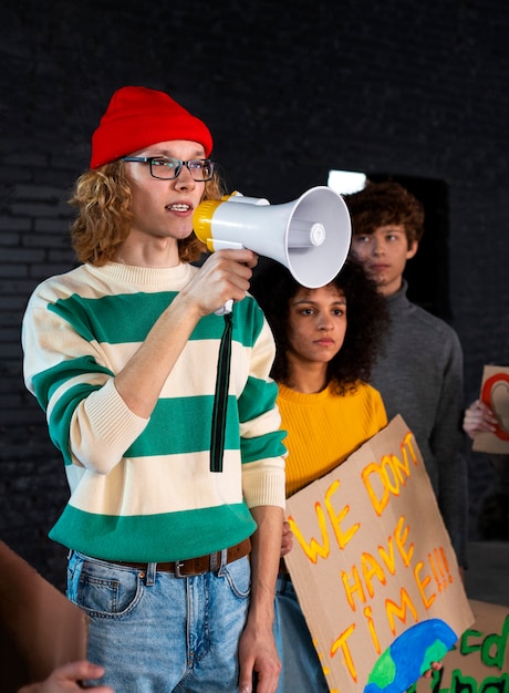 Photo gratuite coup moyen jeunes avec bannière