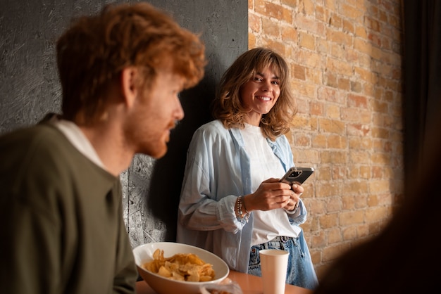 Photo gratuite coup moyen de jeunes dans une auberge