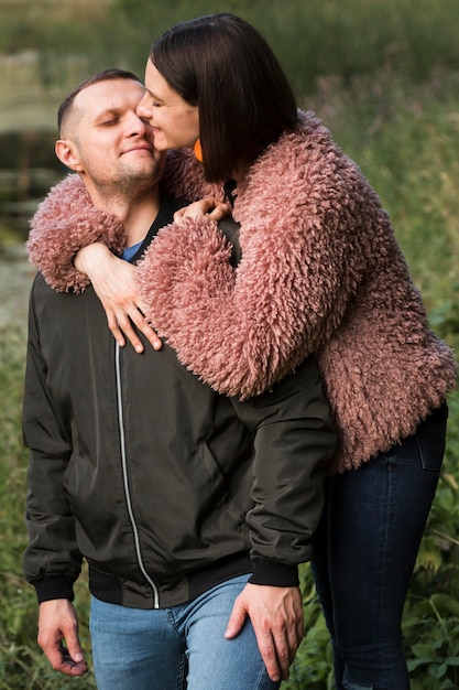 Coup moyen joli couple dans la nature