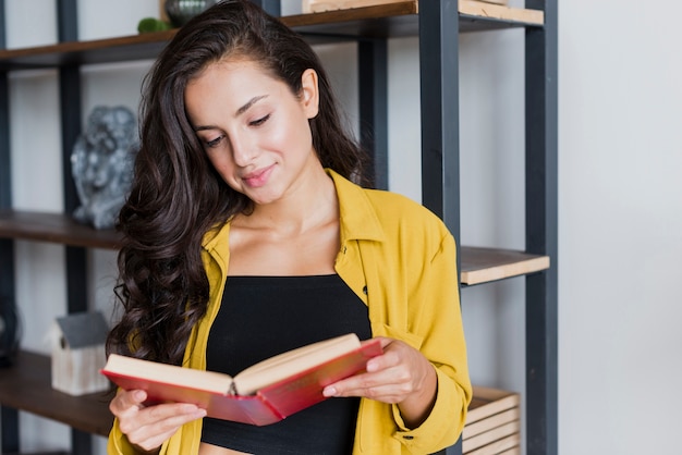 Coup moyen jolie femme lisant un livre