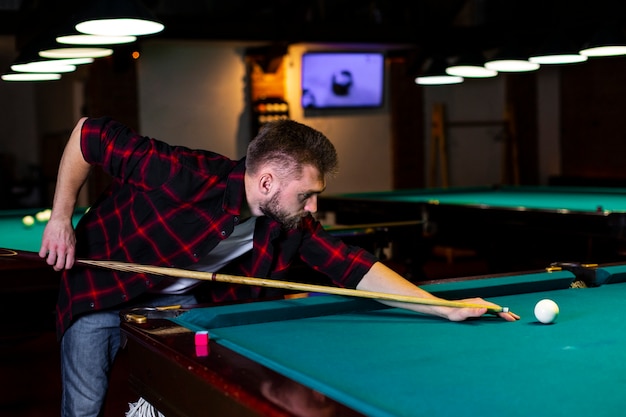 Photo gratuite coup moyen jouant au billard