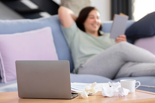 Coup moyen de lecture de femme floue