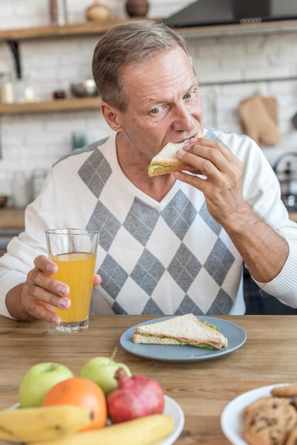 Coup moyen mangeant un sandwich