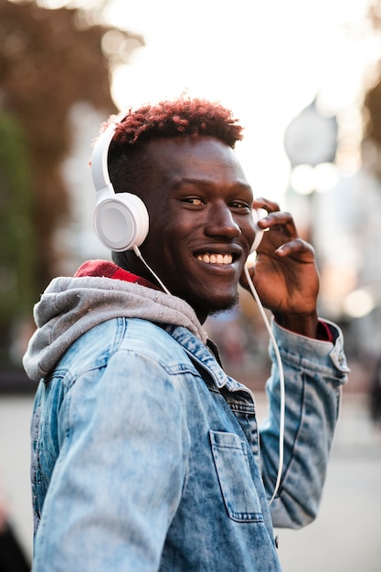 Coup moyen mec heureux avec un casque à la recherche de suite