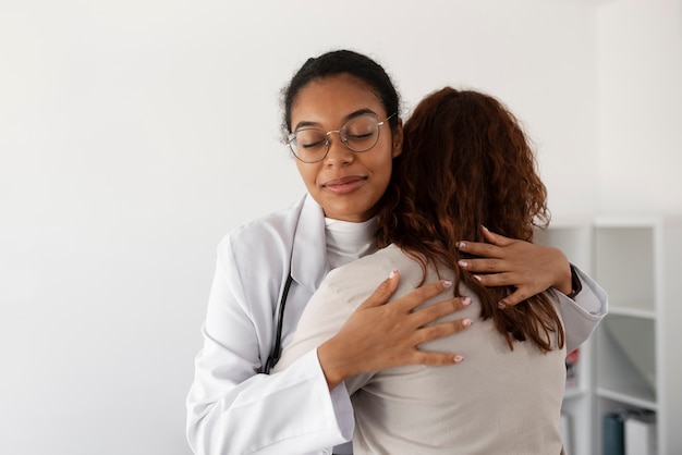 Coup Moyen Médecin étreignant Le Patient