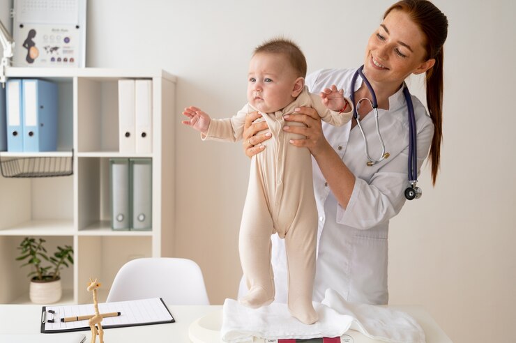 Photo gratuit coup moyen médecin tenant bébé