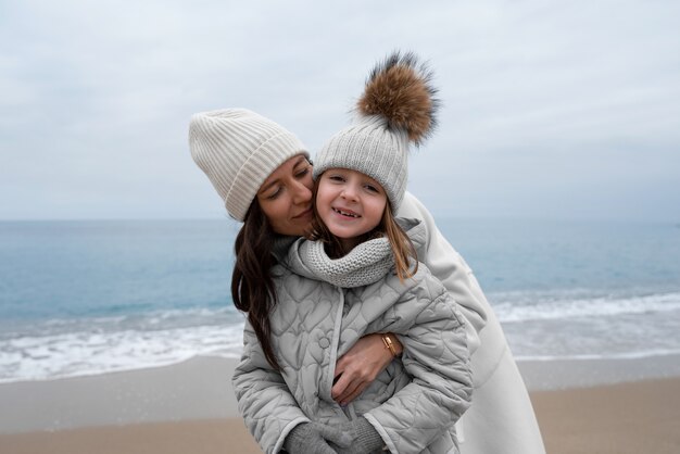 Coup moyen mère et enfant à la plage