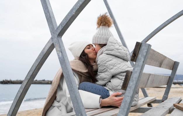 Photo gratuite coup moyen mère et enfant à la plage