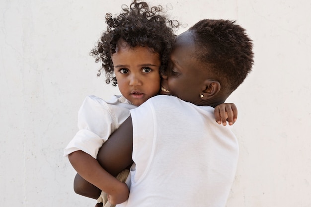 Coup moyen mère étreignant enfant