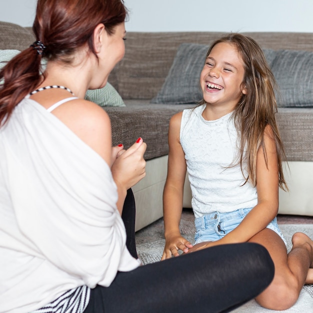 Coup moyen de mère et fille s'amusant