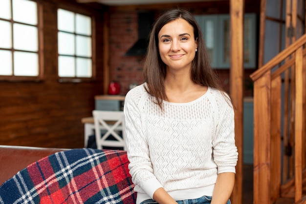 Coup moyen mère heureuse à la maison