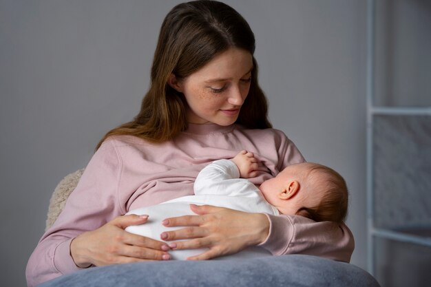 Coup moyen mère avec nouveau-né mignon