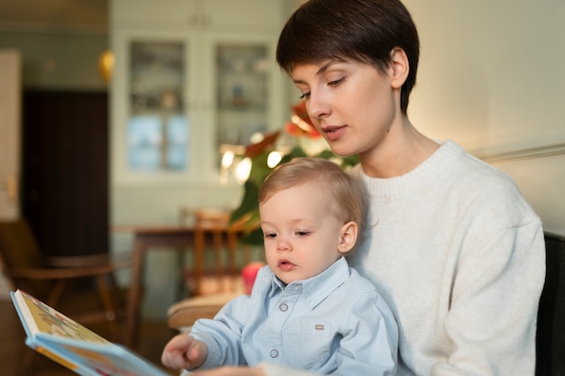 Coup moyen mère tenant bébé