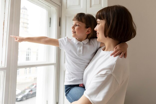 Coup moyen mère tenant une fille