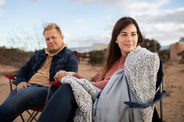 Coup moyen partenaires heureux assis sur des chaises