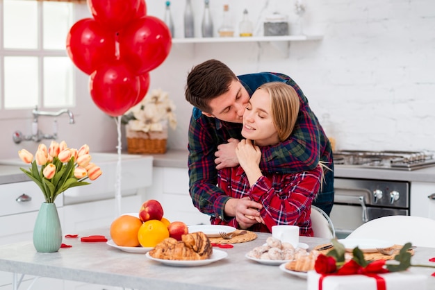 Coup moyen des partenaires heureux dans la cuisine