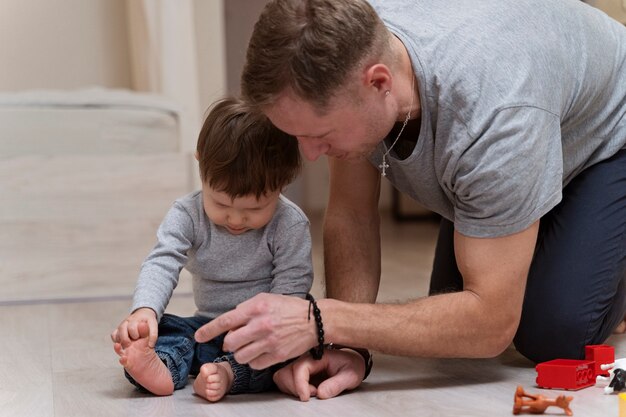 Coup moyen père et enfant avec des jouets