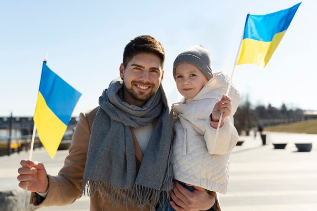 Coup moyen père et garçon avec des drapeaux ukrainiens