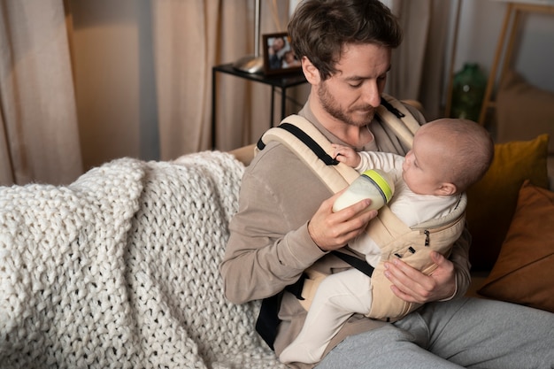 Coup moyen père nourrissant bébé