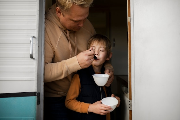 Coup moyen père nourrissant enfant