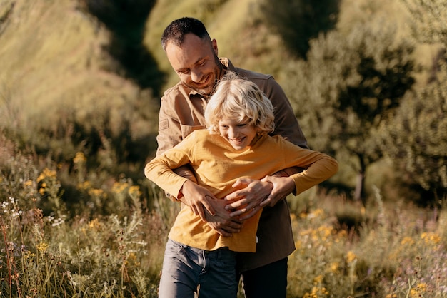 Photo gratuite coup moyen père tenant un enfant